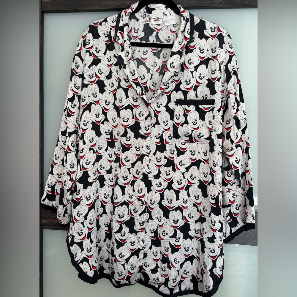 100% silk,machine wash, Disney oversized size M 23”ptp. Covered buttons. - Picture 7 of 7